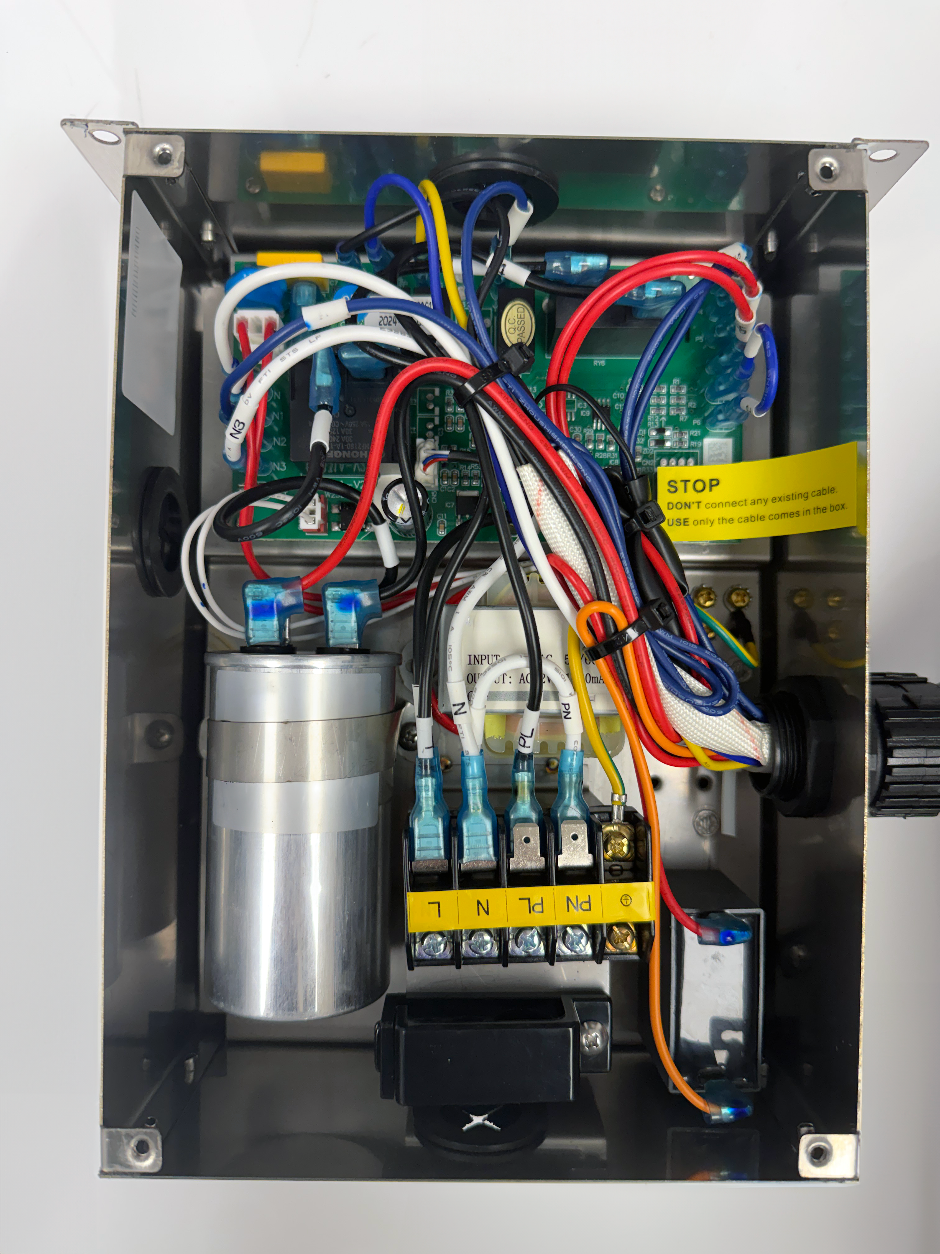 9,000 BTU Self-Contained Marine Air Conditioner & Heat Pump (208-230V)